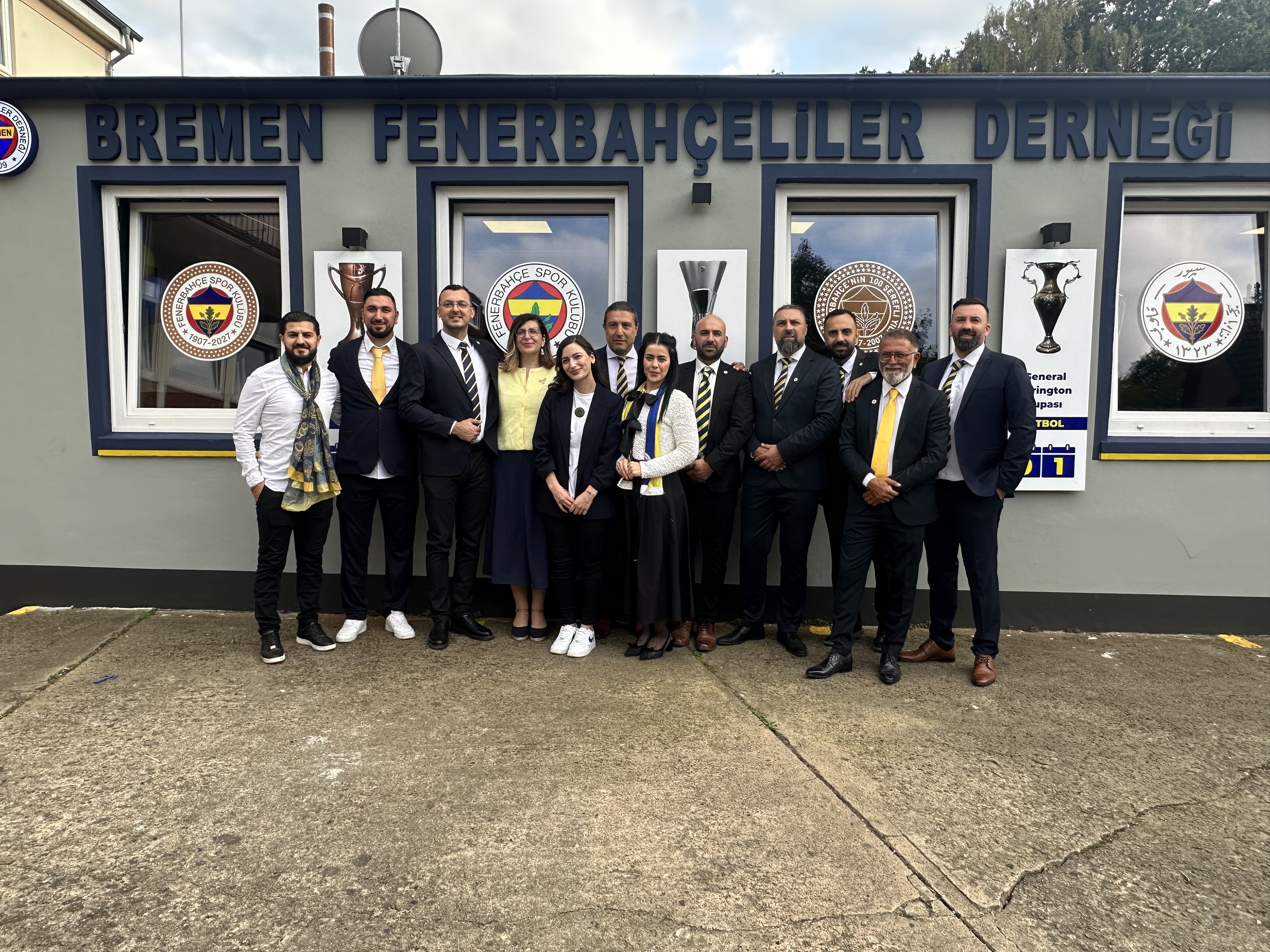 Vorstandsmitglieder des Bremen Fenerbahçeliler Derneği vor dem neu eröffneten Vereinsheim in Bremen.