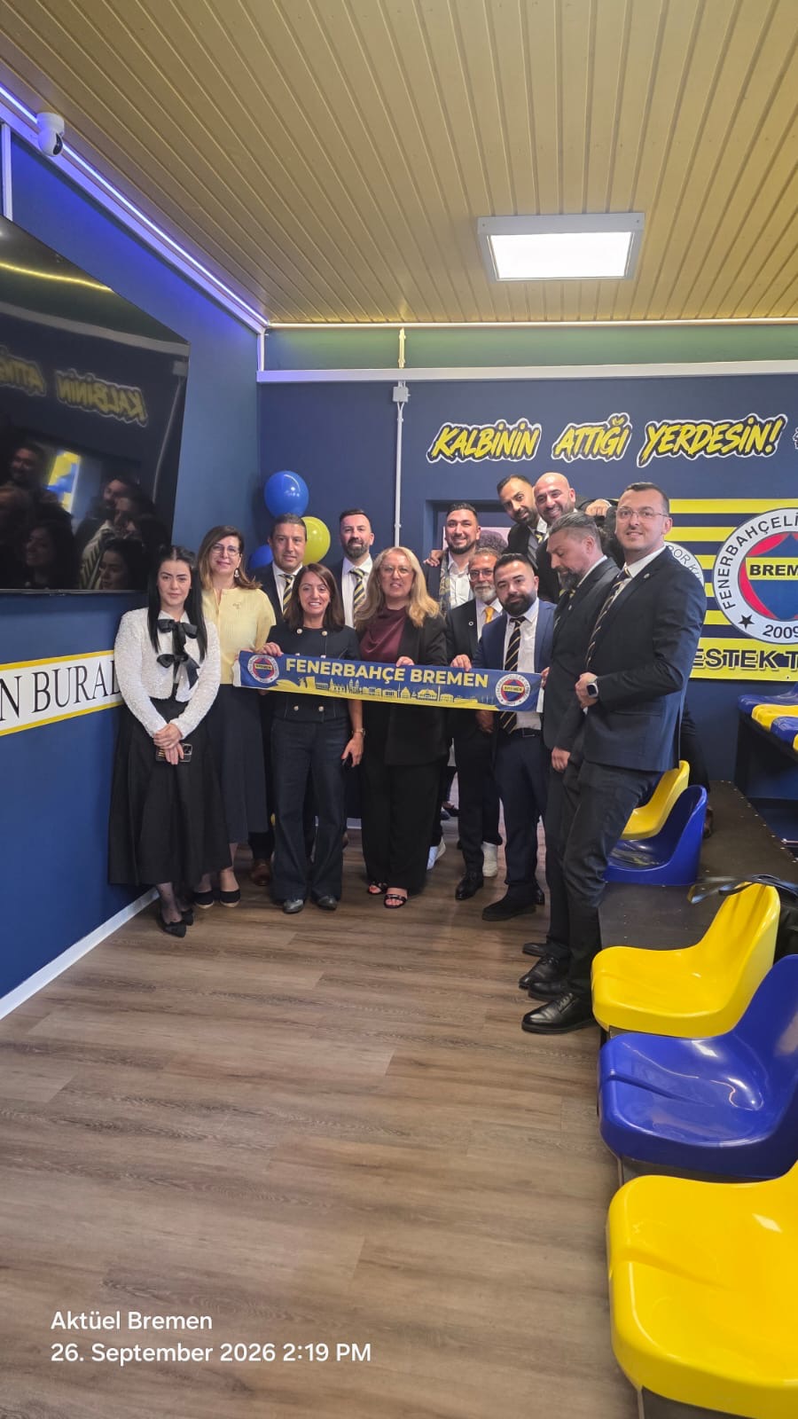 Vorstandsmitglieder des Bremen Fenerbahçeliler Derneği mit Özlem Ünsal im Innenbereich des Vereinsheims.