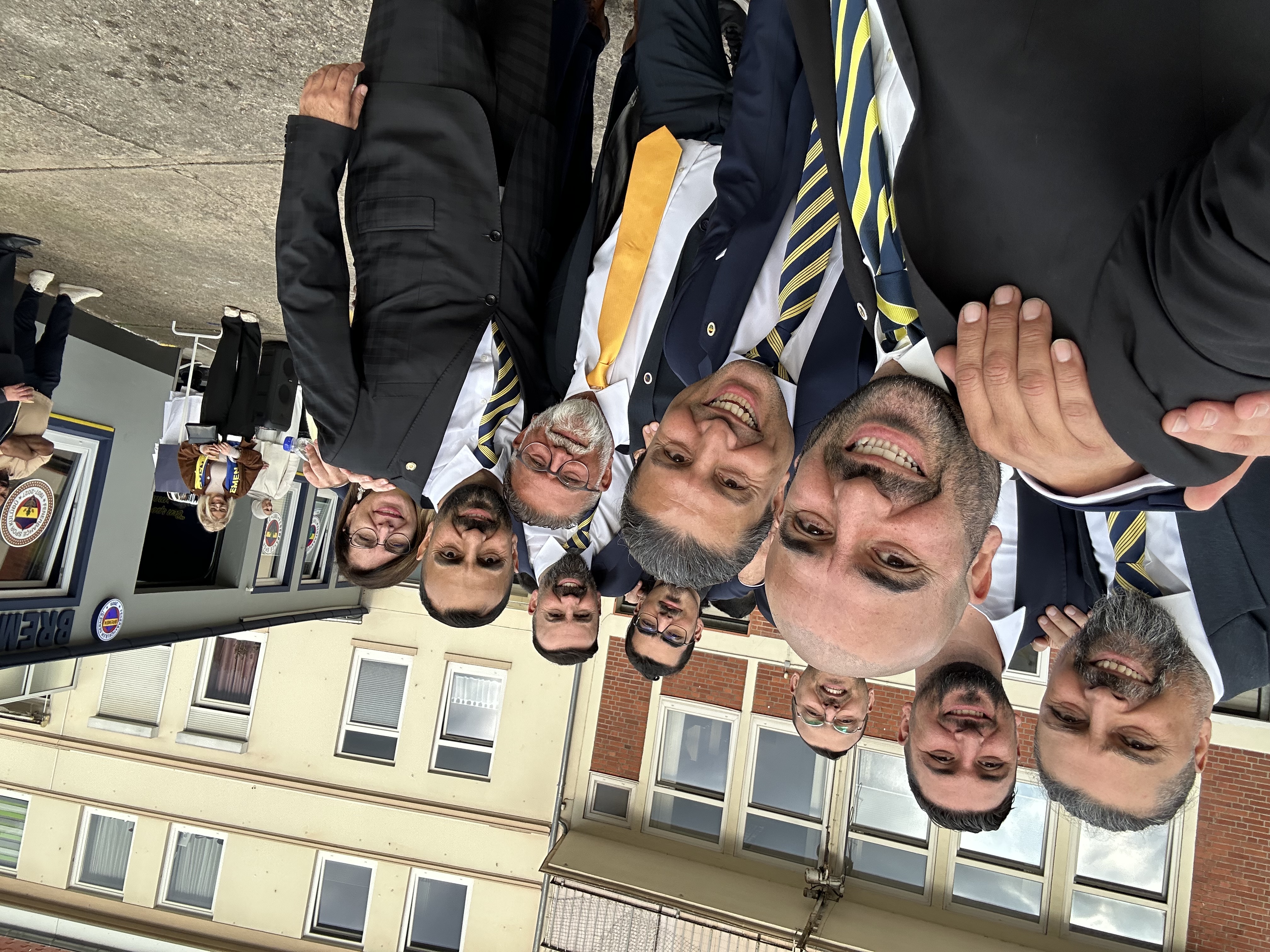 Vorstandsmitglieder des Bremen Fenerbahçeliler Derneği bei einem gemeinsamen Gruppenfoto vor dem Vereinsheim.