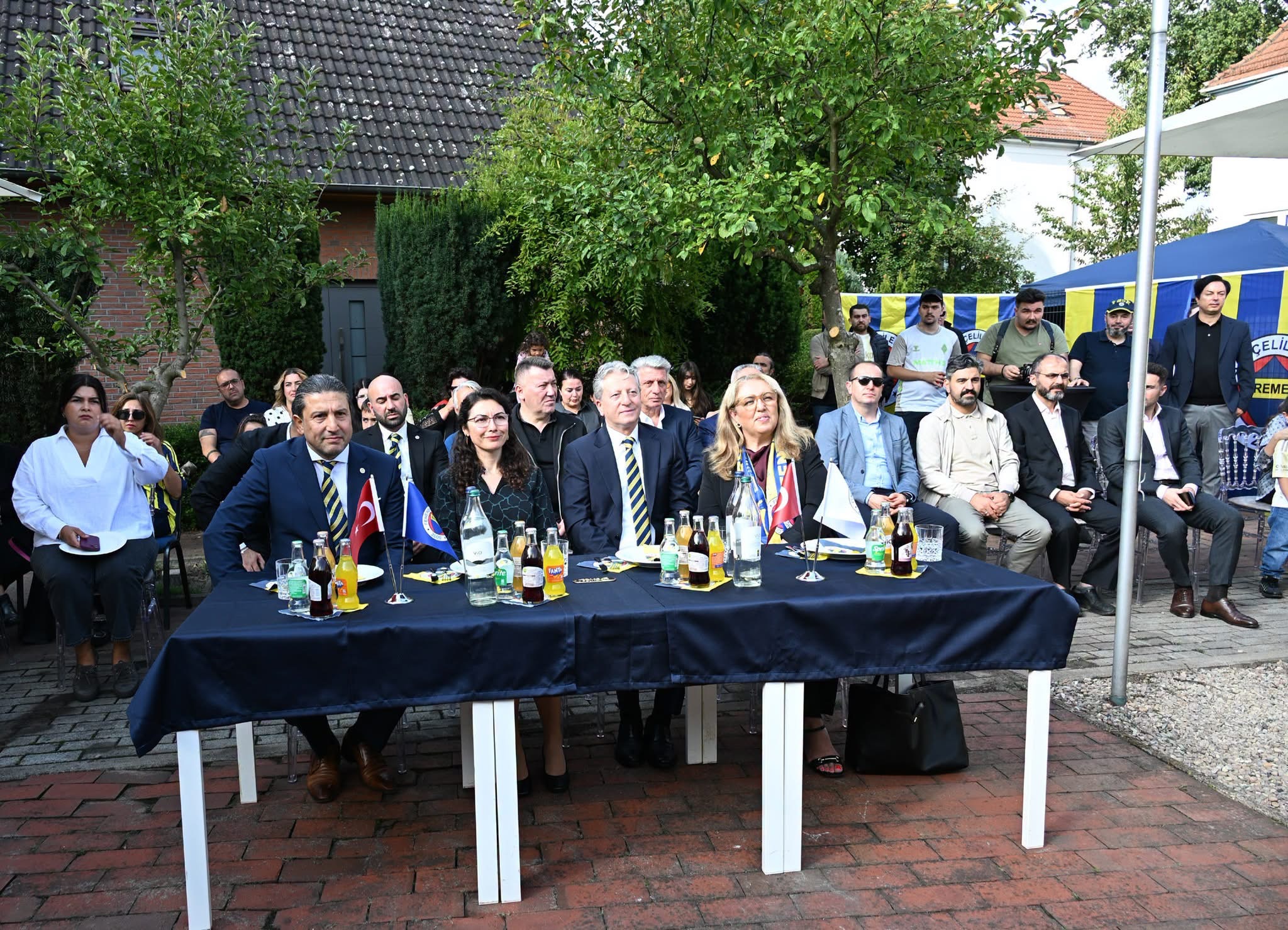 Gäste und Vereinsmitglieder während der Eröffnungsfeier des Bremen Fenerbahçeliler Derneği in Bremen.