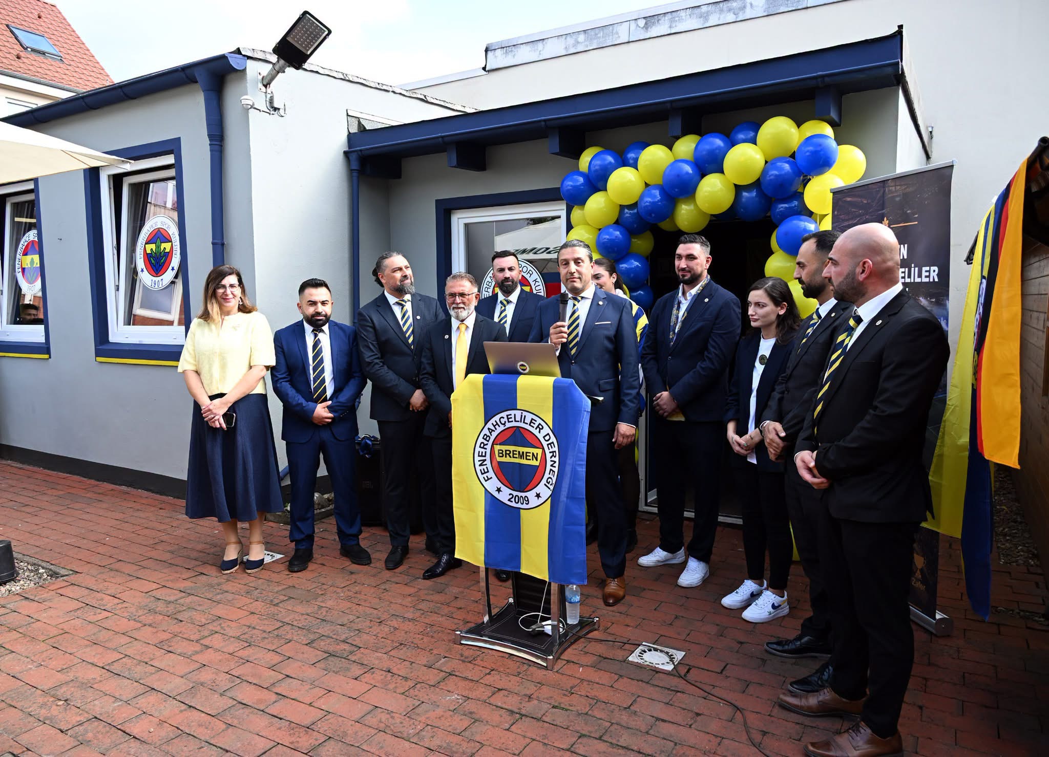 Vorstandsmitglieder des Bremen Fenerbahçeliler Derneği bei der offiziellen Eröffnungsfeier.