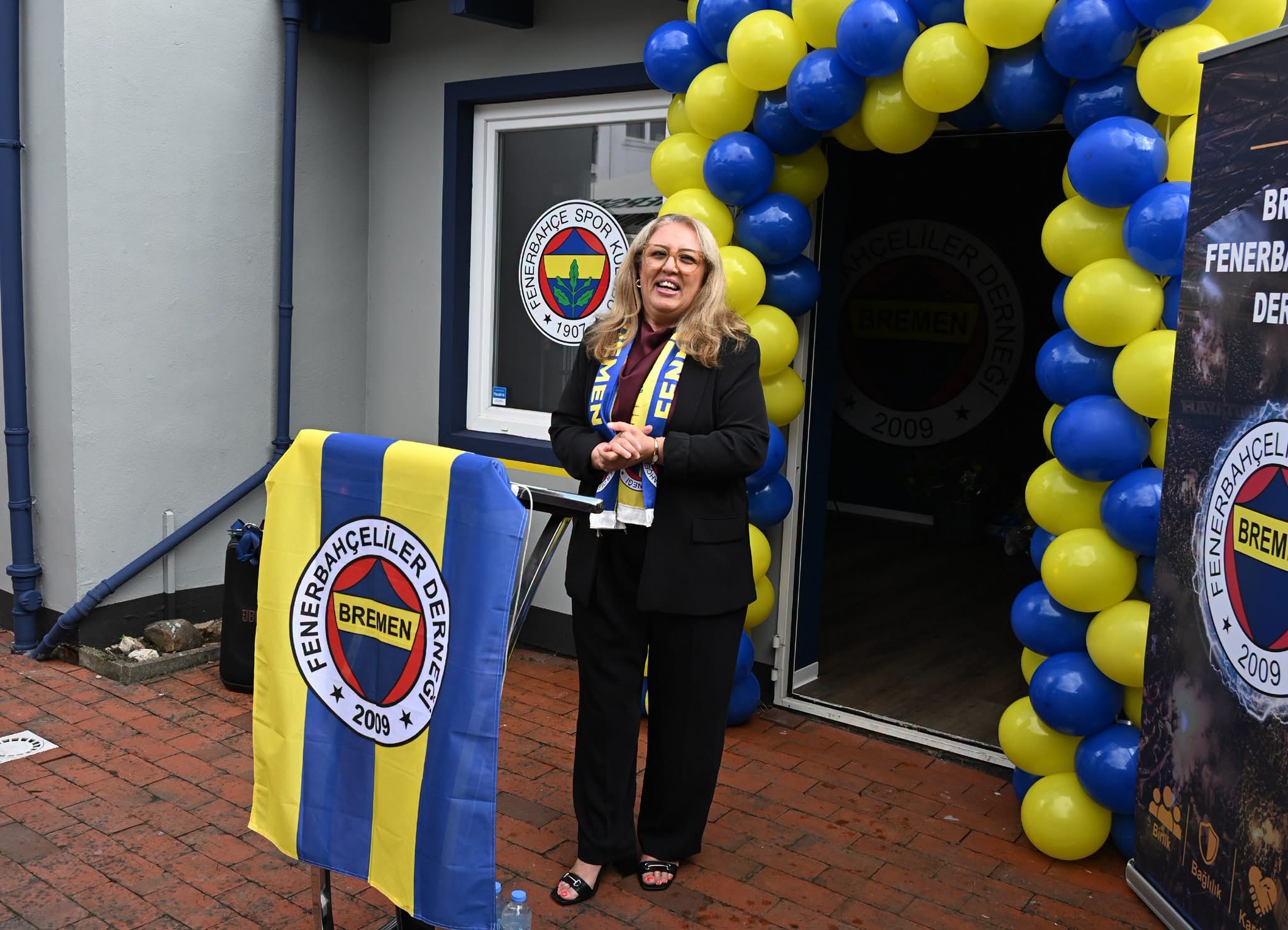 Senatorin Özlem Ünsal spricht bei der Eröffnung des neuen Vereinsheims des Bremen Fenerbahçeliler Derneği.