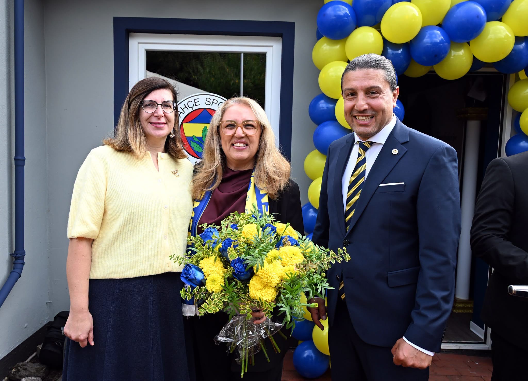 Çiğdem Şafak, Özlem Ünsal und İlhan Şükrü Güven vor dem neuen Vereinsheim in Bremen.