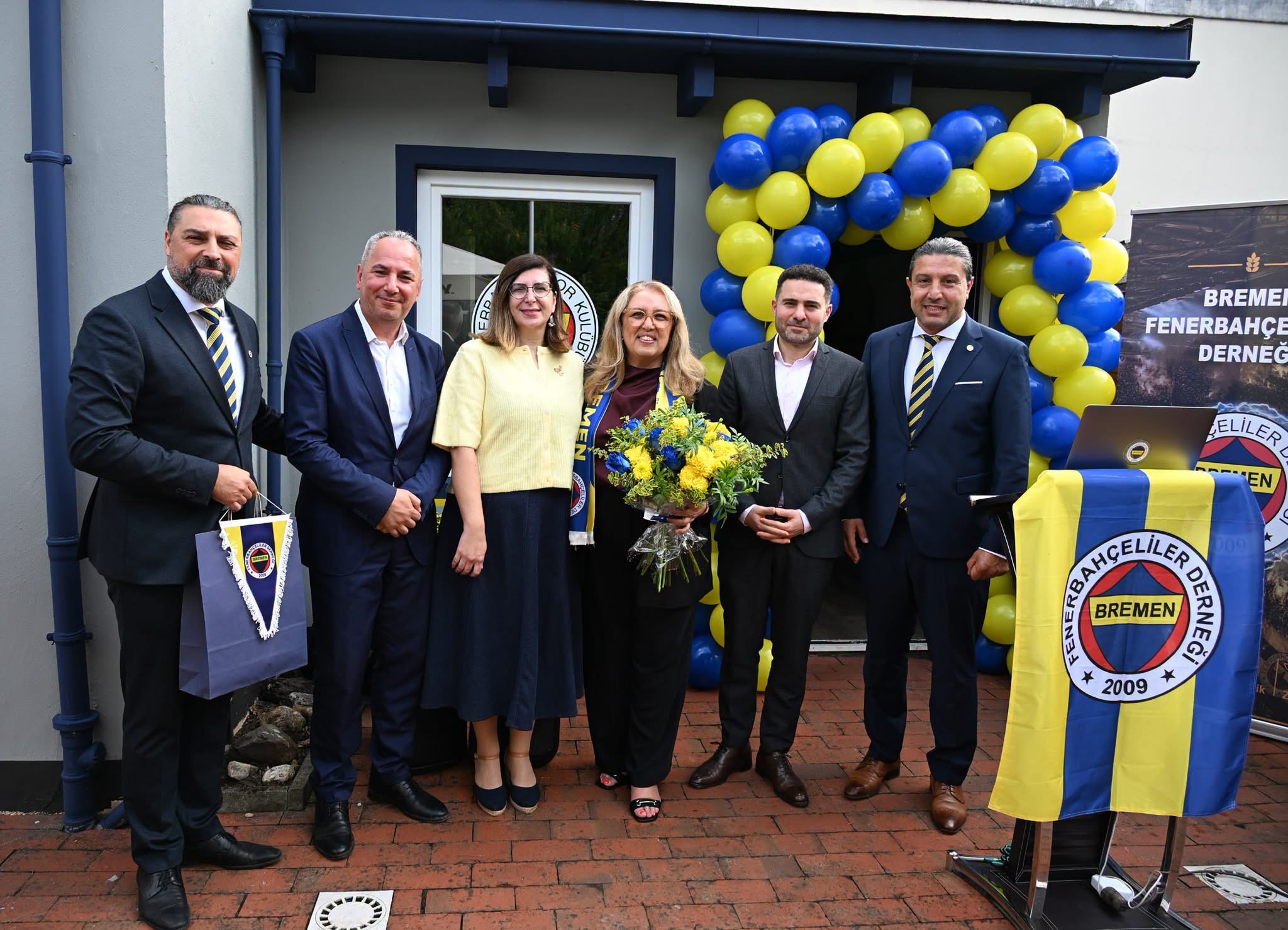 Özlem Ünsal, Oğuzhan Yazıcı, Mehmet Tokmak und Vereinsvertreter vor dem neuen Vereinsheim.
